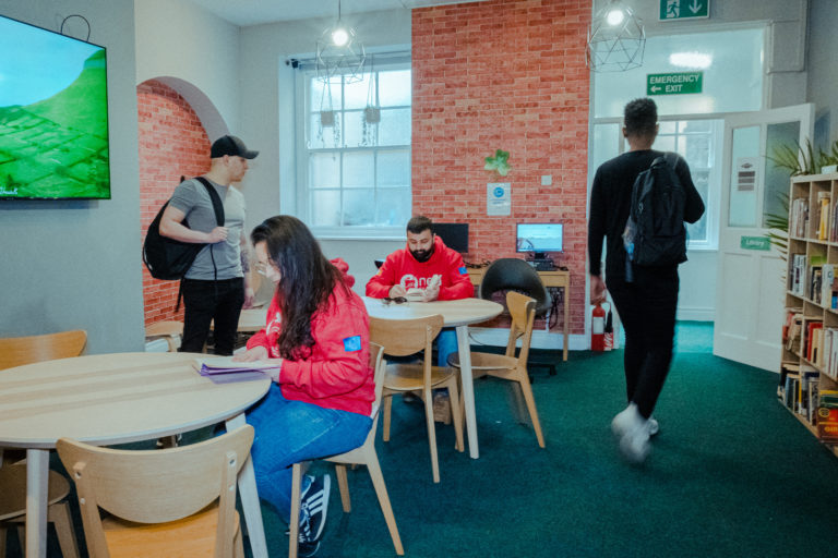 Abren convocatoria de becas para costarricenses que quieran estudiar inglés en Irlanda