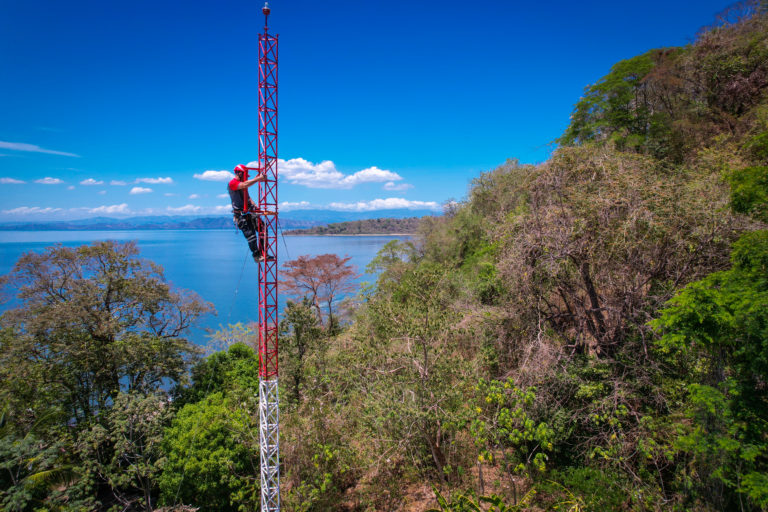 300 estudiantes de Isla Venado cuentan con internet en sus centro educativos por primera vez