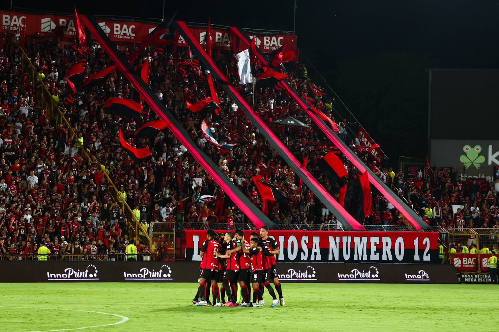 Imagen principal del artículo: Liga Deportiva Alajuelense golea 3-0 al Saprissa en el primer duelo de la final nacional