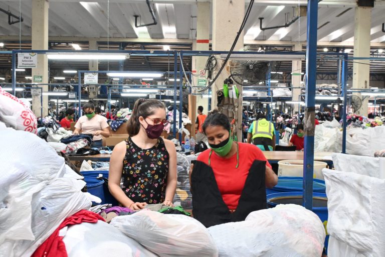 Lanzan campaña para concientizar a población sobre los beneficios de reutilizar y reciclar ropa