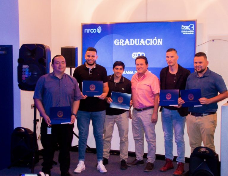 INA y FIFCO gradúan a primeros técnicos operadores en procesos productivos