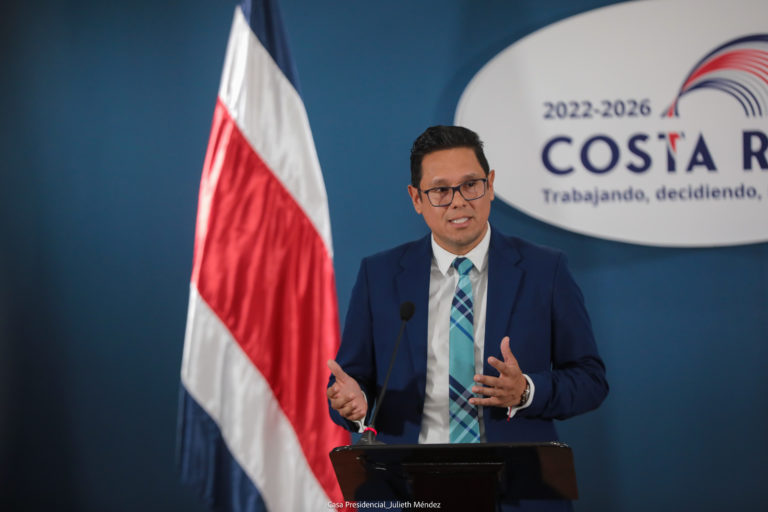 Gobierno pasa a presidente ejecutivo de Recope al AyA