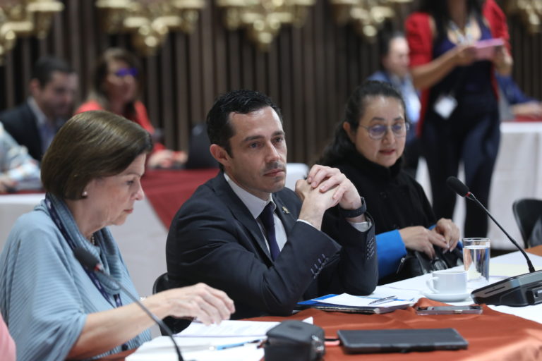 Asamblea se alista para recibir tema caliente, Mideplan pide que dejen de hacer cantones, Defensoría desnuda al CTP y... ¡coyunda!