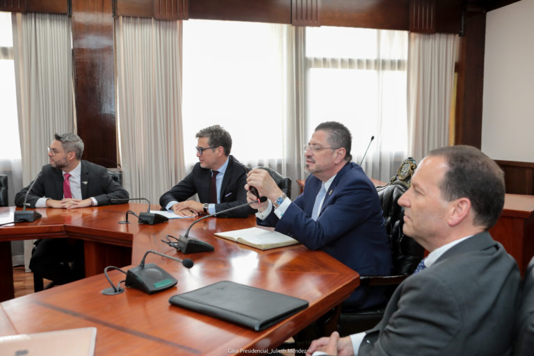 CINDE afirma estar "preocupada" por declaraciones y acercamientos de ministro del COMEX