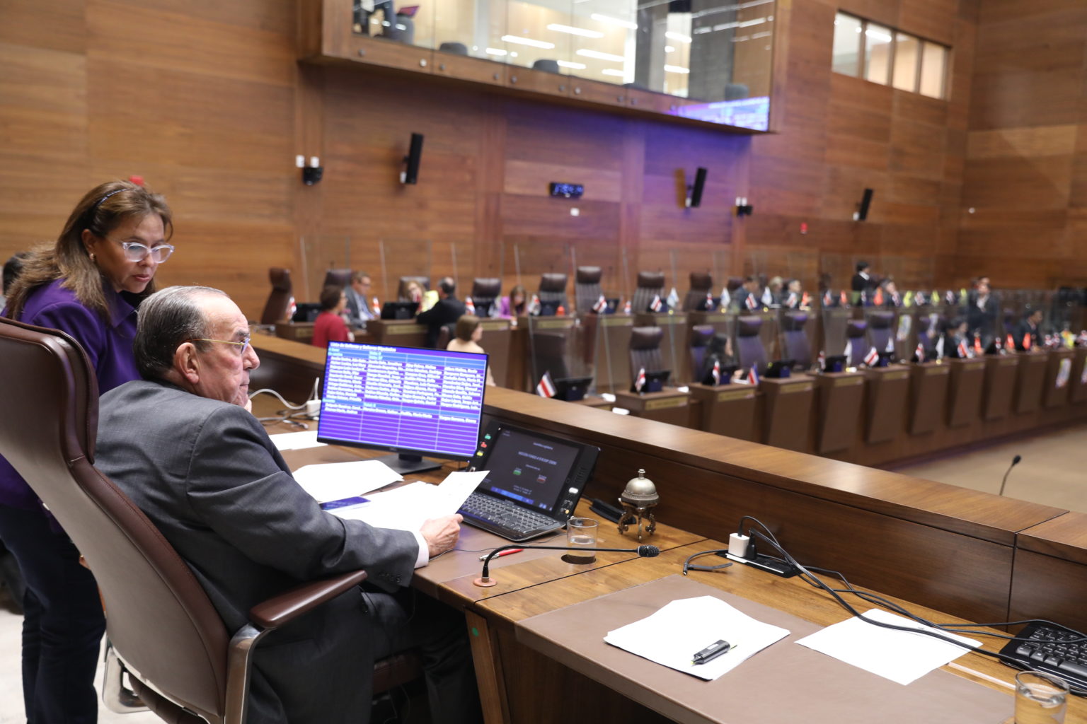 Imagen principal del artículo: Fracasa primer intento de anular vía rápida a proyecto de jornadas de 12 horas