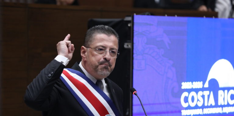 Chaves confirma que vetará rebaja al marchamo propuesta por el PLN, PLP y FA