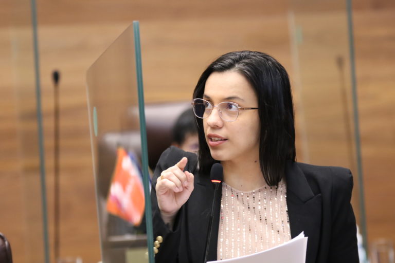 Diputada del Frente Amplio propone ampliar fuero laboral de no despido a personas con hijos menores de 2 años