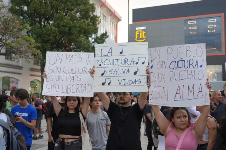 Rodrigo Chaves califica de "irracional" la respuesta del sector cultura a posibles recortes