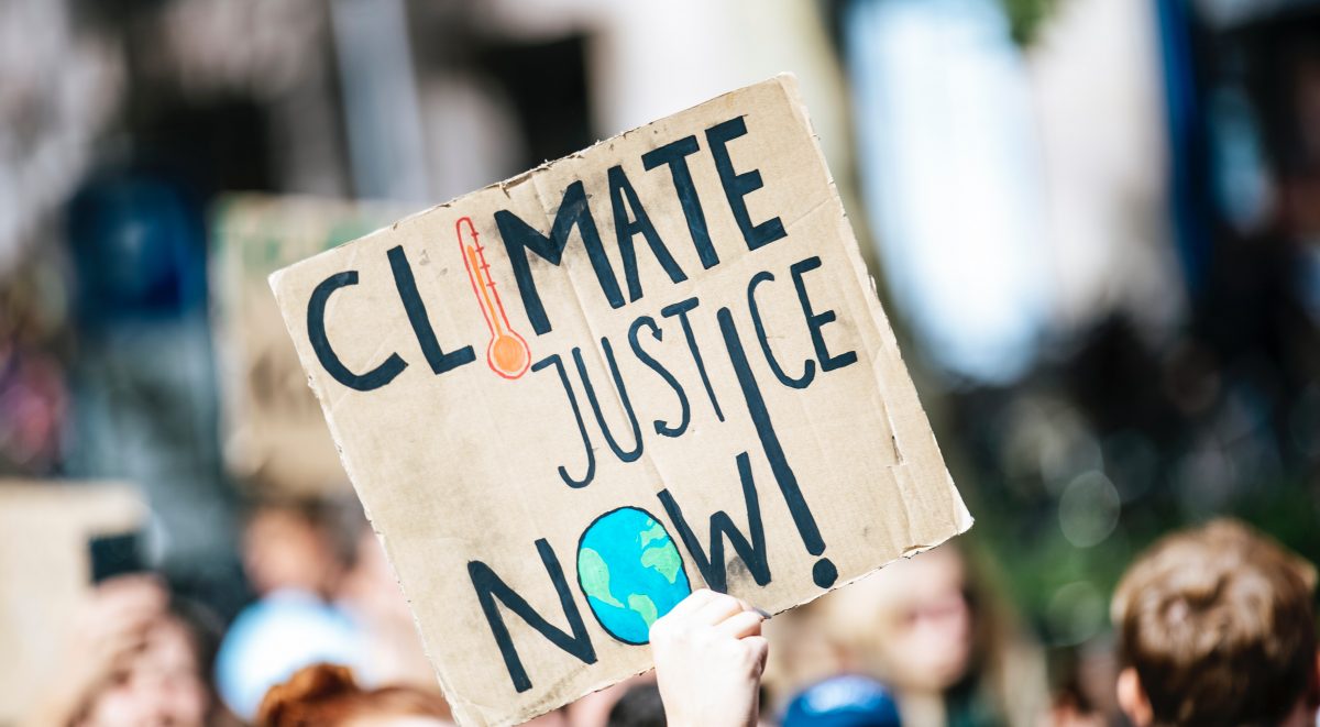 Imagen principal del artículo: Jóvenes que luchan contra el cambio climático lanzan manual de justicia climática para opinión consultiva en la CIJ