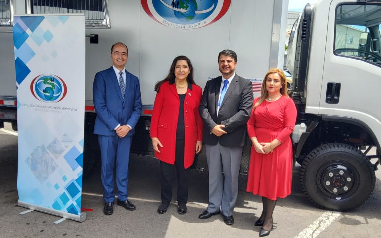 Migración y Extranjería recibe donación de dos camionetas para atender solicitudes de refugio