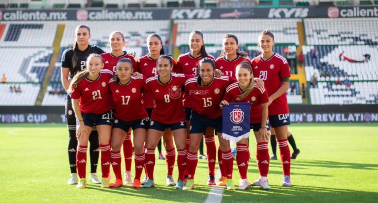 Antes de partir hacia el Mundial, selección femenina de fútbol recibió distinción de  “Embajadora de Marca País”