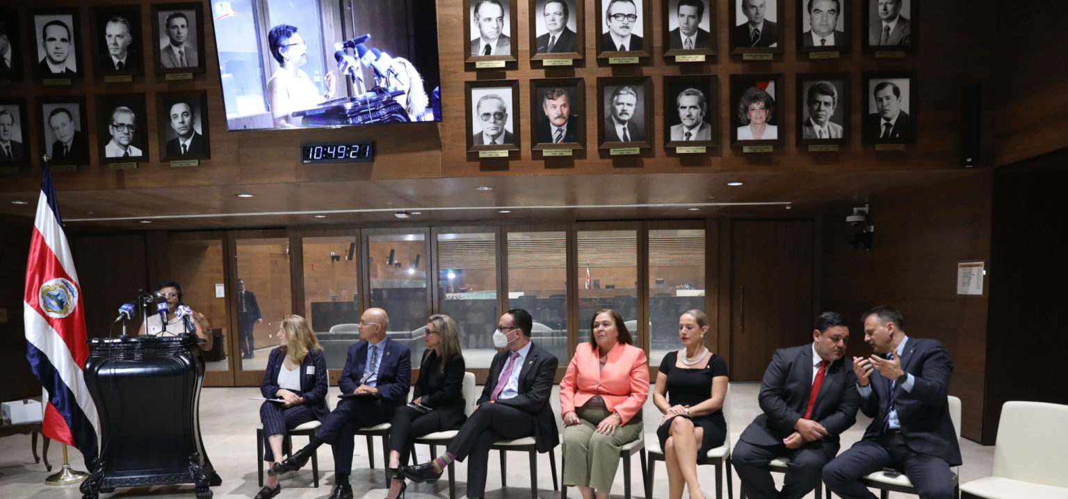 Imagen principal del artículo: De la huelga, Cinde y una diputada que se comió la bronca