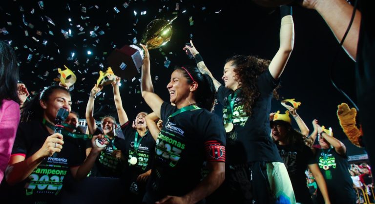 Una carrera legendaria: ¡Shirley Cruz se retira con un palmarés de 24 títulos colectivos!