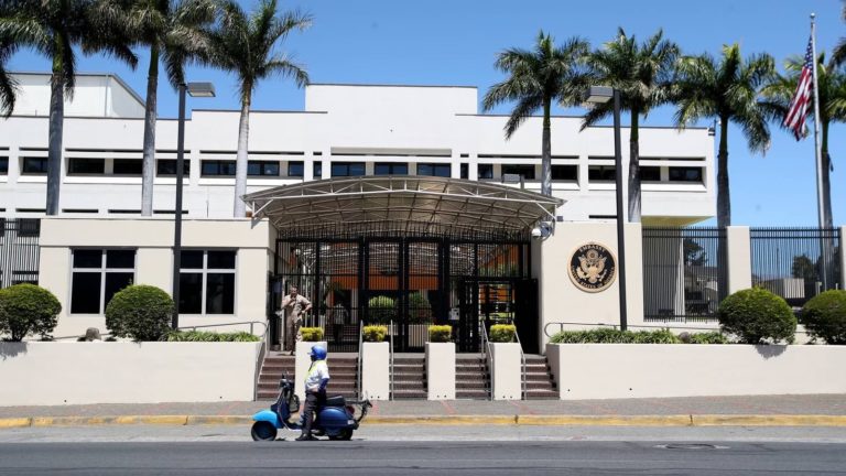 Estados Unidos ofrece becas de trabajo temporal para universitarios costarricenses