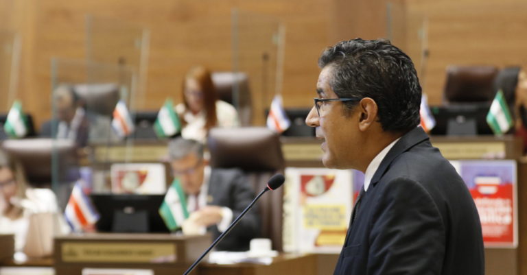 Sala IV declara en desacato a Nogui Acosta y testimonia piezas en su contra ante el Ministerio Público