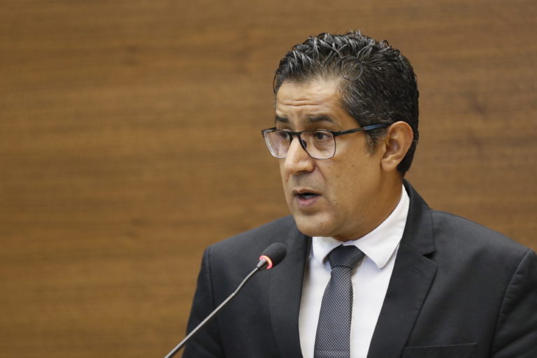 Nogui Acosta reconocido como "Ministro de Hacienda del año" por revista económica