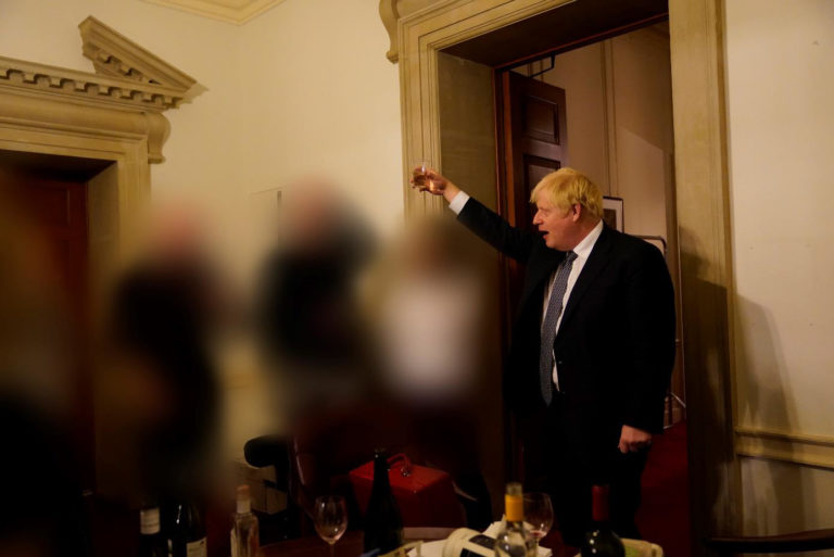Boris Johnson renuncia como diputado tras ser informado de que será acusado de mentirle al Parlamento