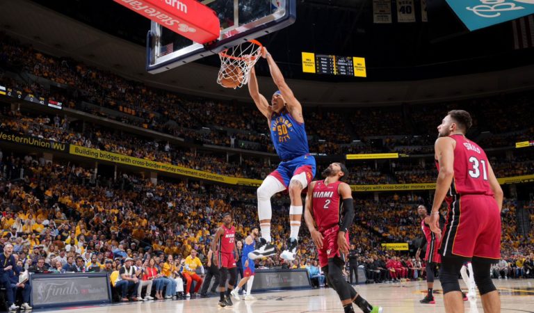 Denver Nuggets continúa su racha de victorias en casa al vencer a Miami Heat en el juego 1 de las finales