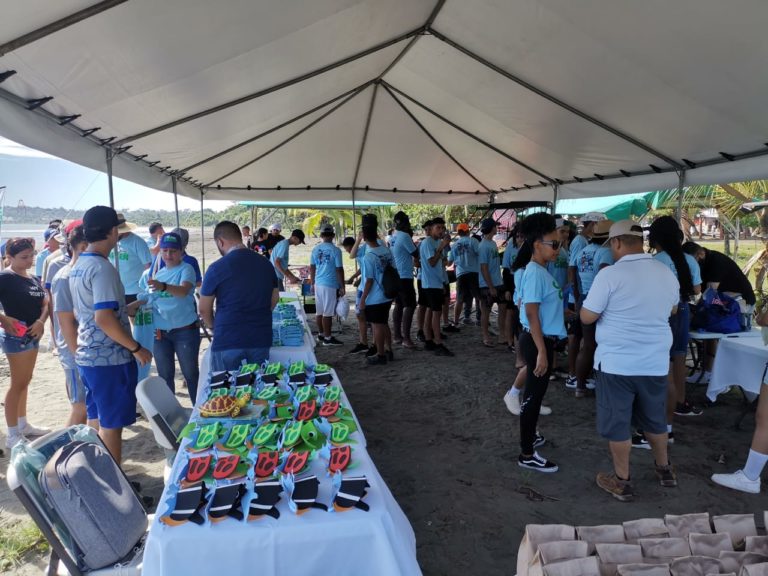 Más de 200 voluntarios colaboraron para limpiar Playa Moín