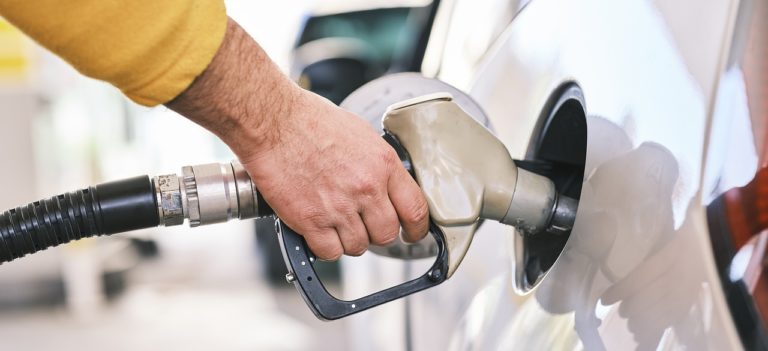 Ante el proyecto del diputado Morales vale preguntarse ¿por qué la gasolina es barata y la electricidad es cara?