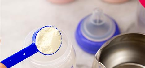 Salud da marcha atrás e incluye a la leche de fórmula en la canasta básica