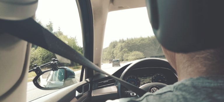 Nueva República propone decomisar vehículos por viajar sin cinturón o con menores sin sillas de seguridad