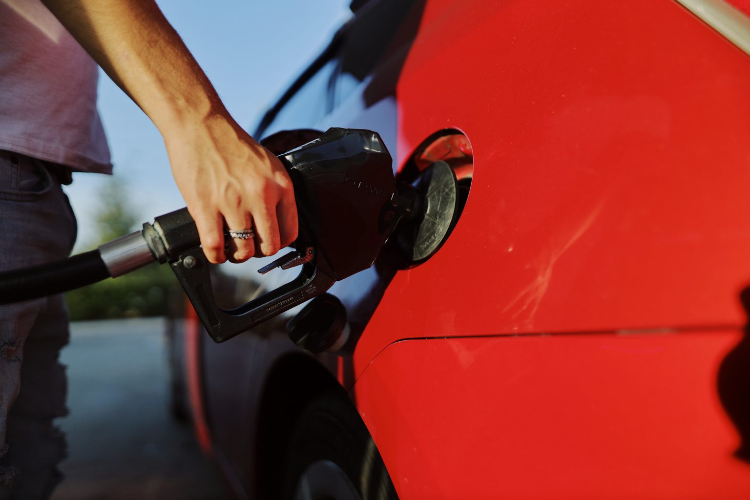 Imagen principal del artículo: Aresep aprueba aumento de 26 colones en la gasolina súper