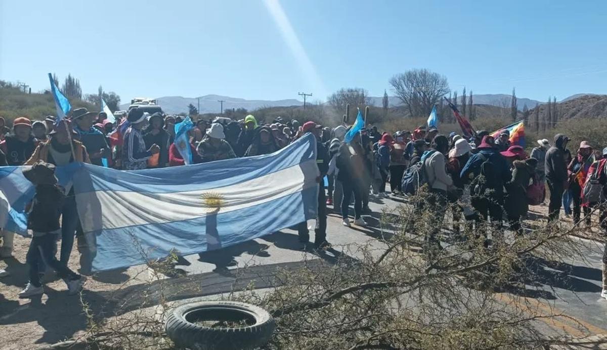 Imagen principal del artículo: Violentos enfrentamientos en Argentina contra reforma constitucional local