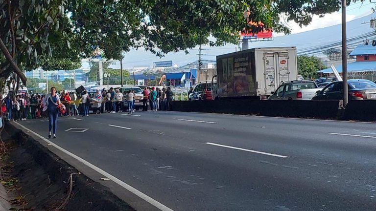 Tras bloqueo de esta mañana, MEP dará transporte y alimentación a todos los estudiantes del CTP de La Carpio