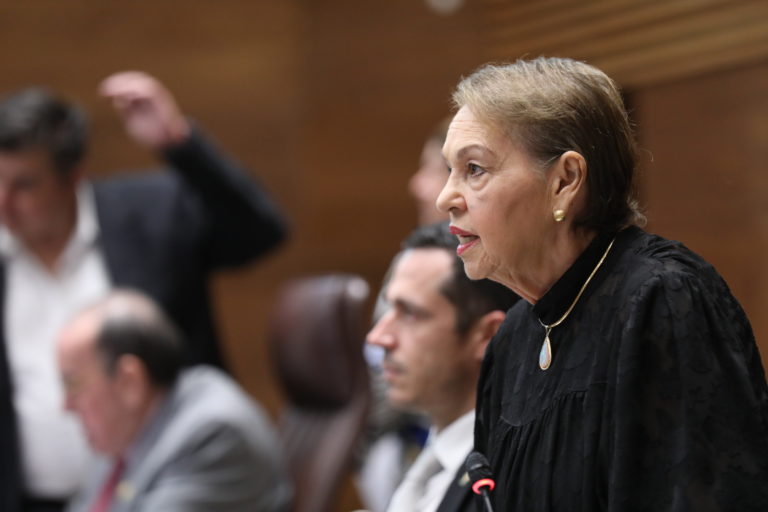 Gloria Navas ordena investigación por diputados que ingresaron al Plenario después de orden de cerrar las puertas