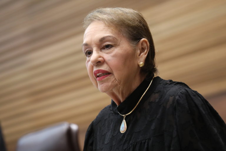 Fiscalía abre causa penal contra Gloria Navas por presunto abuso de poder