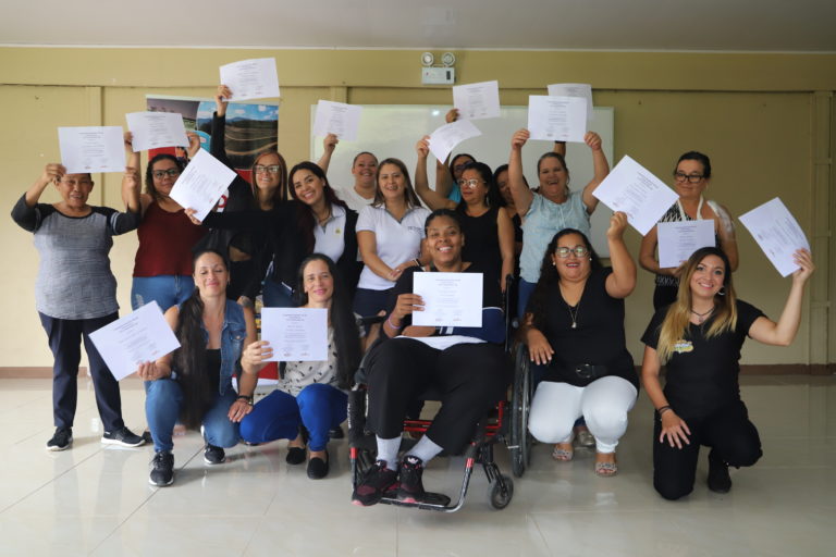 Programa capacita a emprendedoras y les entrega capital semilla