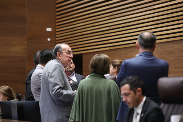 Presupuesto con recursos para obras en riesgo inminente pasa el primer debate tras horas de polémica