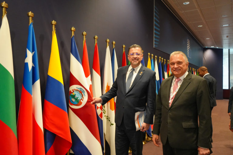 Chaves habla de respeto al Estado de derecho y protección del ambiente en cumbre internacional