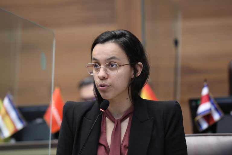 Diputada del FA presenta proyecto para introducir presunción de laboralidad en plataformas de reparto