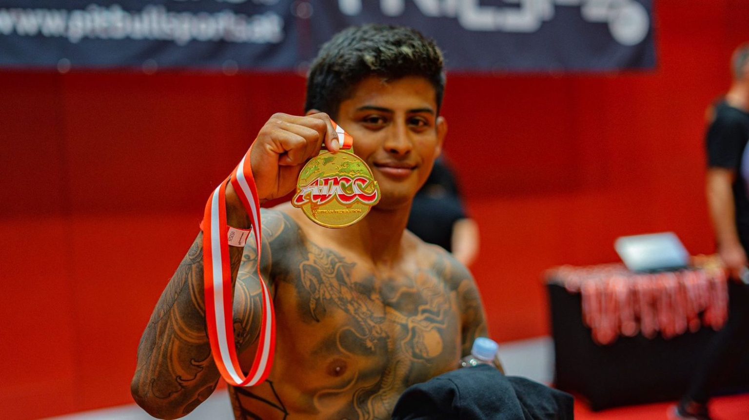 Imagen principal del artículo: Atleta tico de jiu-jitsu Julián Espinosa gana prestigioso torneo de lucha de sumisión en Austria
