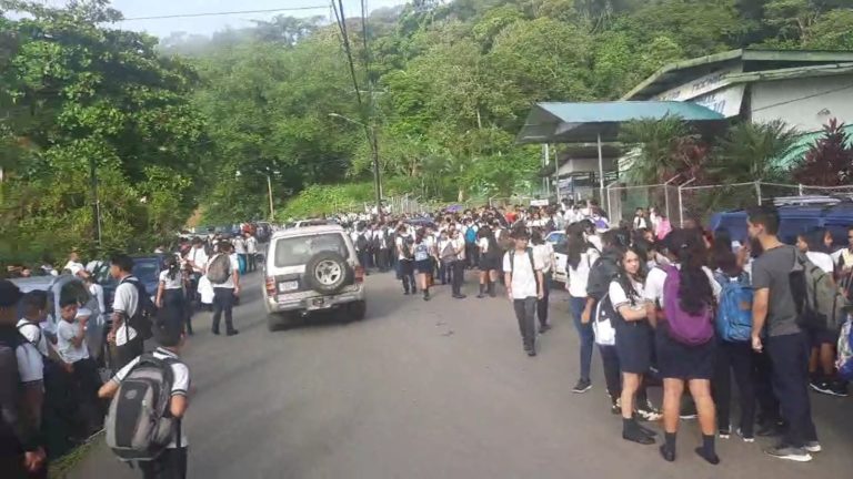 Estudiantes del CTP de Sarapiquí protestan por problemas de infraestructura, higiene y estudio 