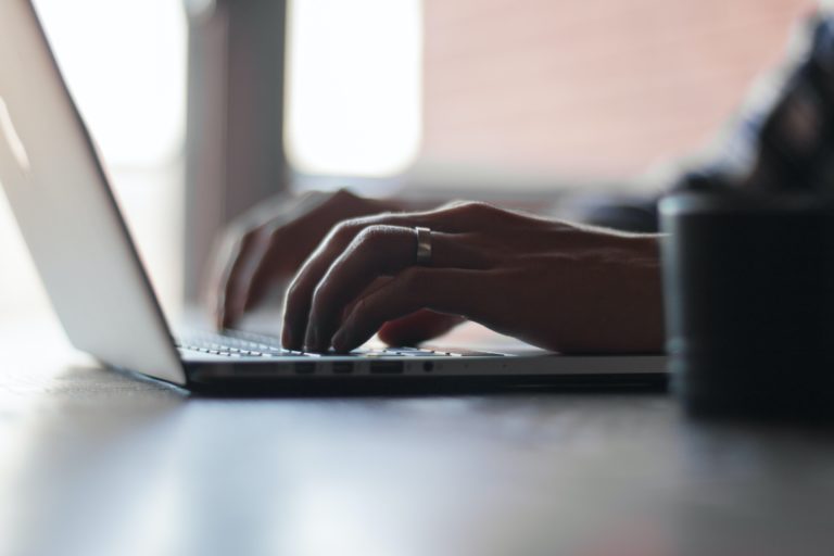 Abren convocatoria para concursar por 100 becas para cursos computación en nube y ciberseguridad