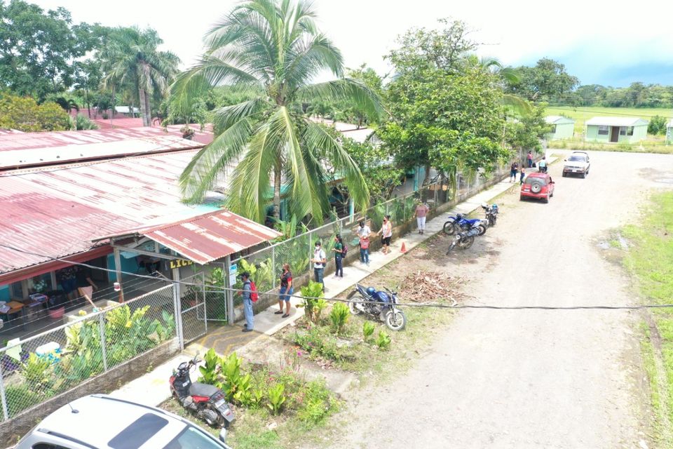 Imagen principal del artículo: Fumigación cercana a centro educativo en Upala deja a 16 menores intoxicados