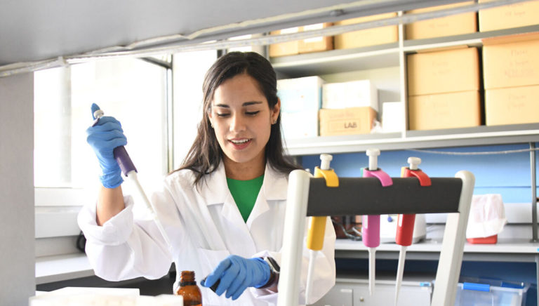 Alicia Rojas Araya recibe premio internacional por su trayectoria en microbiología