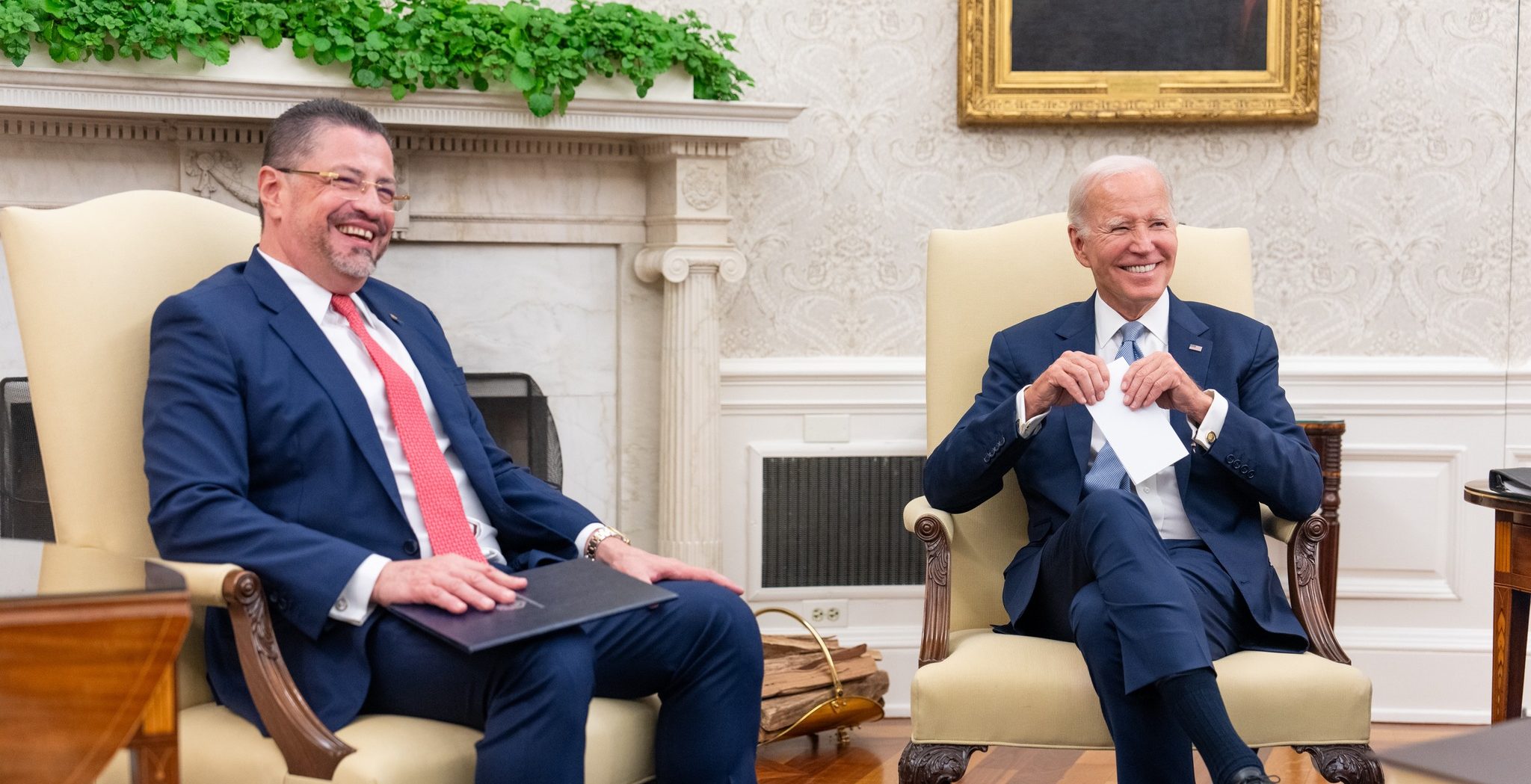 Imagen principal del artículo: Chaves se reúne con Biden, tica aspira a saltar desde la estratósfera