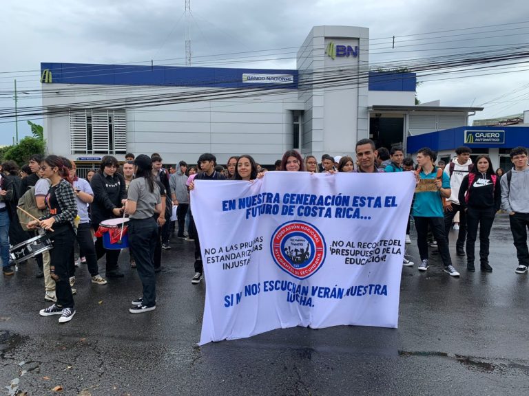 Colegiales protestaron en Casa Presidencial en contra de las pruebas estandarizadas del MEP