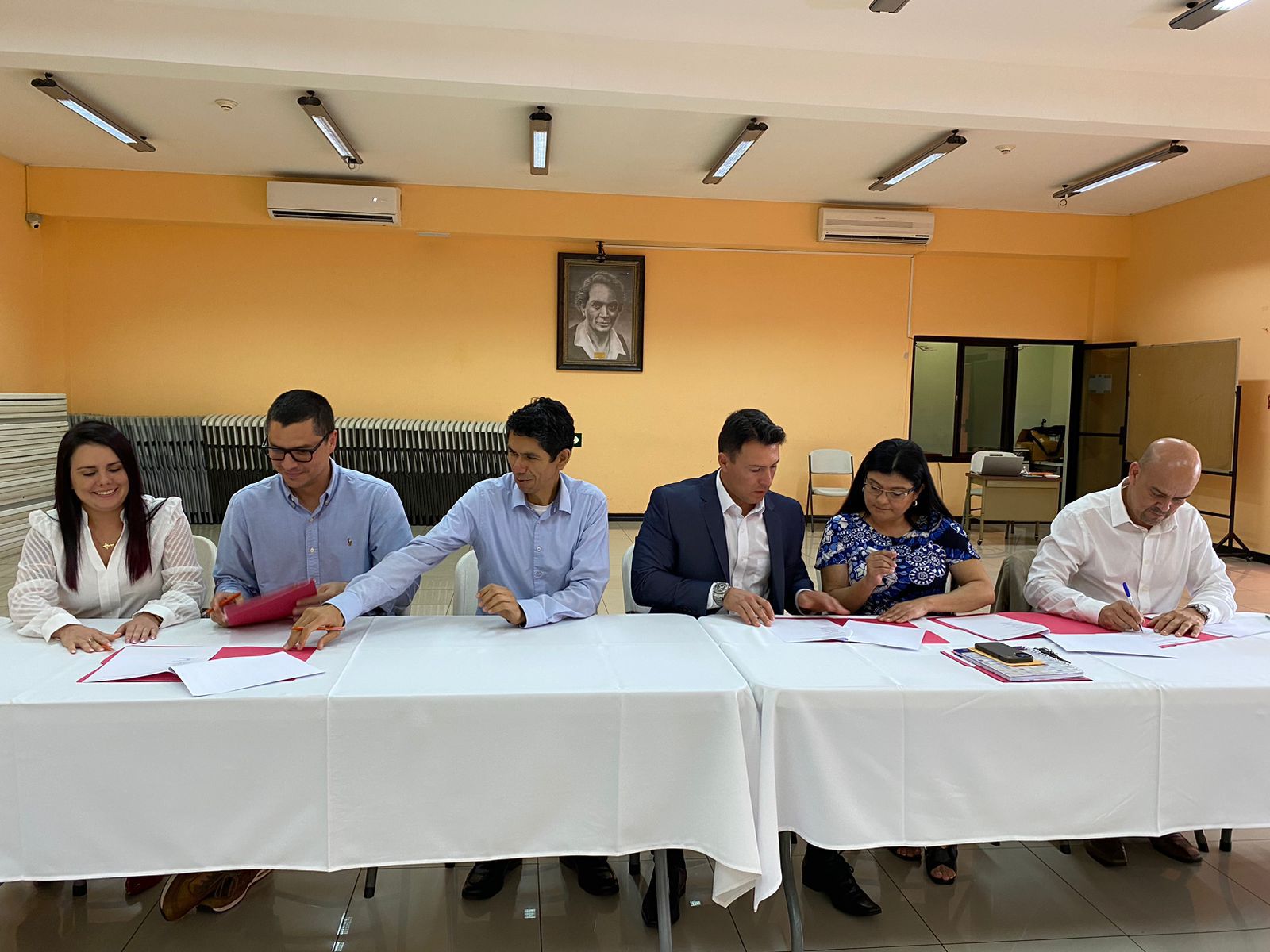 Imagen principal del artículo: Controladores aéreos suspenden movimientos de demora de vuelos tras negociación con personeros del MOPT