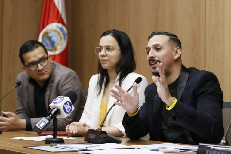 Frente Amplio propone reducir jornada laboral diurna a 40 horas y la nocturna a 36 horas semanales