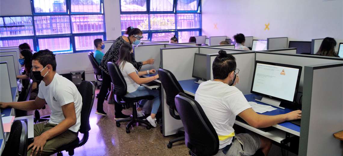 Imagen principal del artículo: MOPT habilita espacios para matrícula de curso teórico de manejo para personas sordas