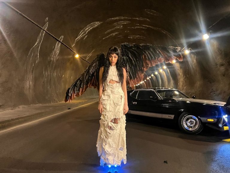 Danna Paola luce vestido de diseñador tico en su nuevo video