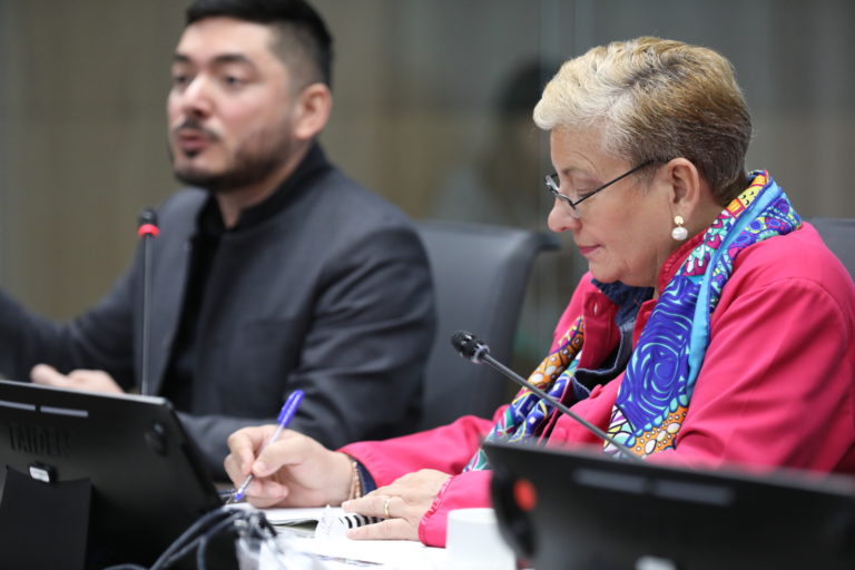 Ministra de Educación deja plantada a la Defensoría de los Habitantes