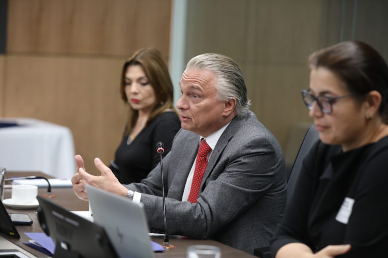 Canciller tico señala a Colombia como "responsable directo" de llegada masiva de migrantes a Paso Canoas