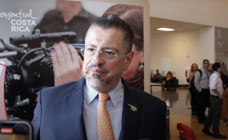 Chaves califica de "patraña absurda" denuncia de negociación con el narco y ataca a periodista que publicó la información