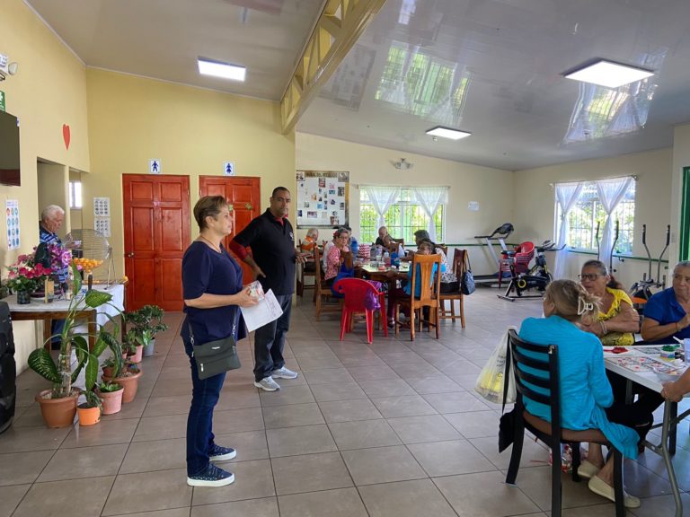 Alianza brinda productos multivitamínicos a personas adultas mayores en Cartago